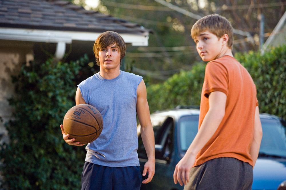 17 AGAIN, (aka SEVENTEEN AGAIN), from left: Zac Efron, Sterling Knight, 2009. ©New Line