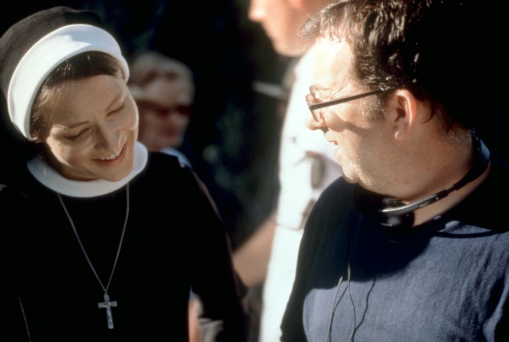 THE DANGEROUS LIVES OF ALTAR BOYS, Jodie Foster, director Peter Care, on set, 2002. (c) ThinkFilm