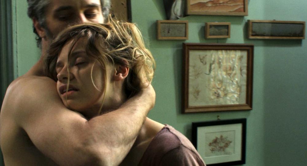LOVE BATTLES, (aka MES SEANCES DE LUTTE), from left: James Thierree, Sara Forestier, 2013. ©Adopt Films