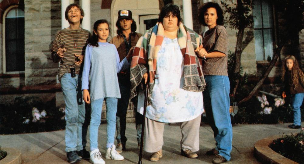 WHAT'S EATING GILBERT GRAPE, from left: Leonardo DiCaprio, Mary Kate Schellhardt, Johnny Depp, Darlene Cates, Laura Harrington, 1993, © Paramount